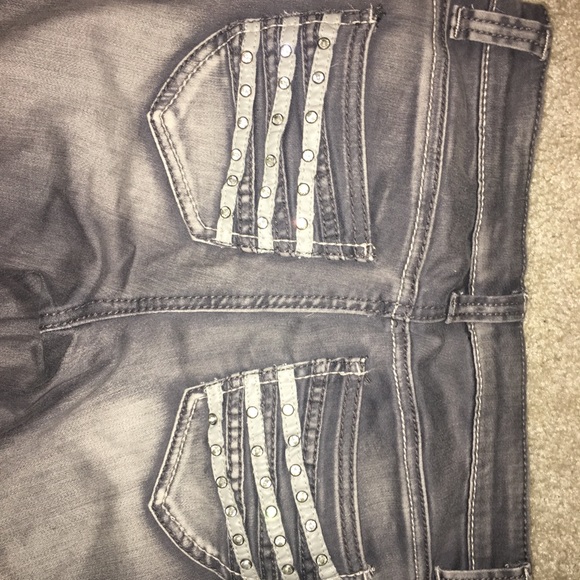 ❄️Grey Cache Embellished Capris - Picture 4 of 7